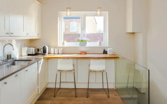 Classic and Elegant 3 Bedroom Apartment With Private Garden