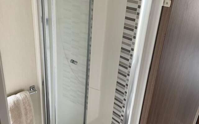 Premium 2 bed Caravan Sleeps 6 With Huge Decking