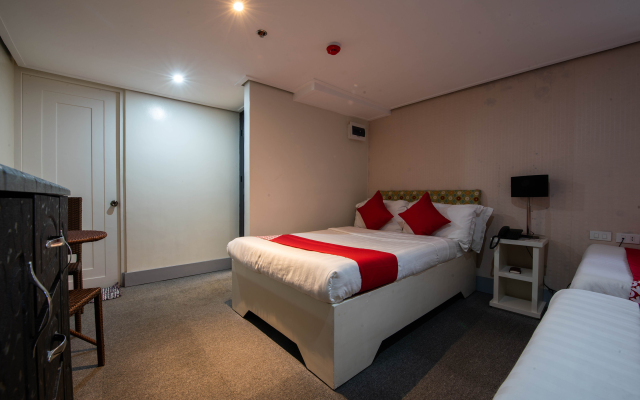 OYO 492 Sunset View Ridge Residences