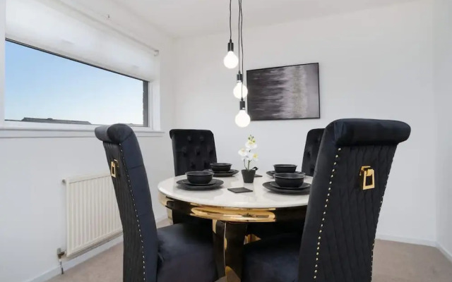 Comfy 3 Bed House - Free Parking