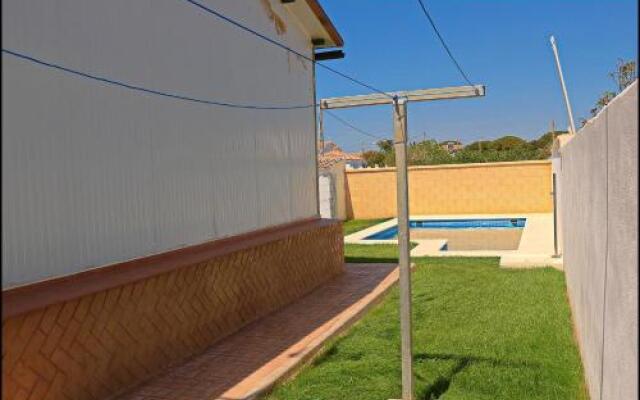 Bungalow en Conil con piscina