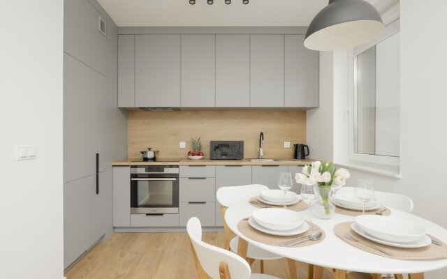 Apartment With Desk in Gdansk by Renters