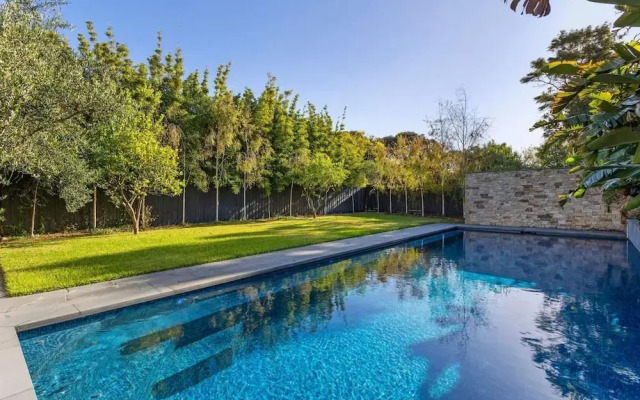 Blairgowrie Beachside Retreat Solar Heated Pool
