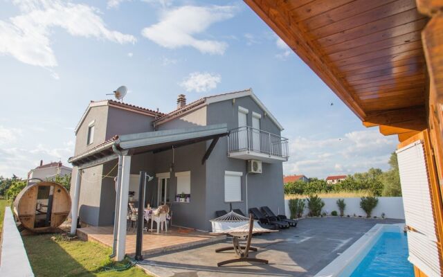 Modern Holiday Home in a Quiet Area, Private Pool, Lovely Roofed Terrace, BBQ