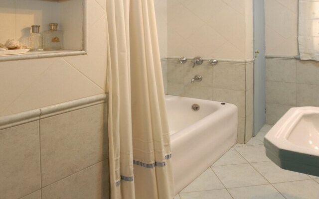 Warm House on the Edge of Lake H28