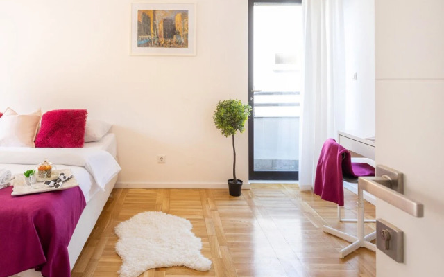 Bright and Cozy Duplex Near City Center