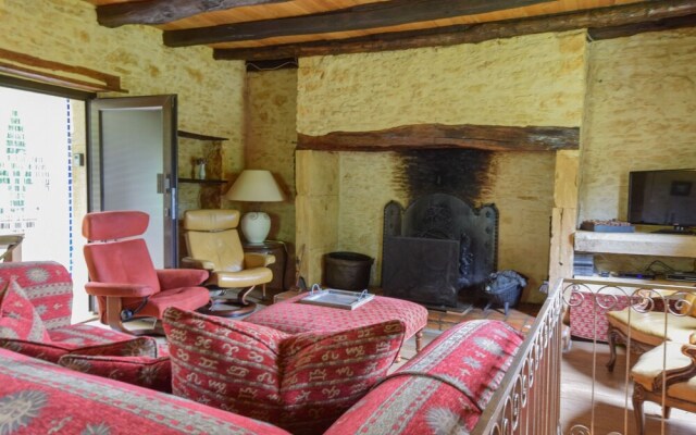 Spacious Villa in Puy-l'évêque With Swimming Pool