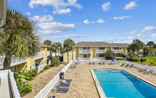 SPC 2013 is a Pet Friendly Upstairs 1 BR with Seasonal Beach Setup by RedAwning