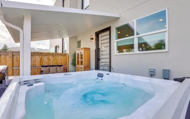 Hot Tub & Mtn-view Rooftop Deck: Golden Home
