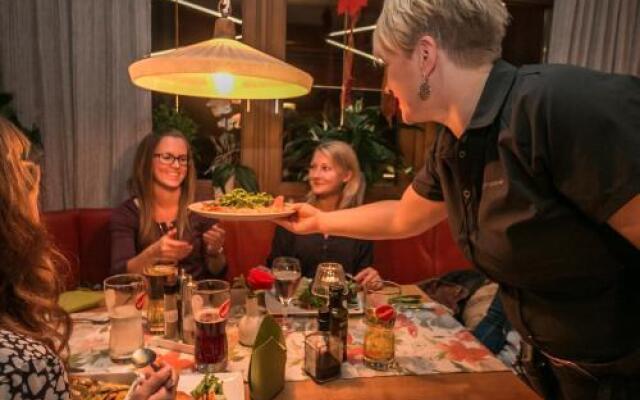 Dorfcafe Unken Hotelpension sWirtshaus im Dorf