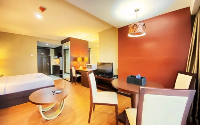 Fancy And Nice Studio At El Royale Apartment