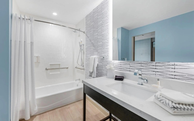 Cambria Hotel Austin Downtown