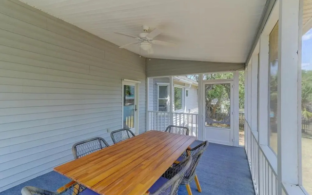 8 44th Avenue