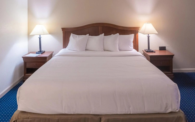Cottonwood Suites Savannah Hotel & Conference Center