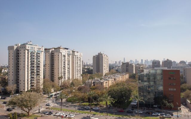 Modern & Stylish 3BR Apt With Balcony