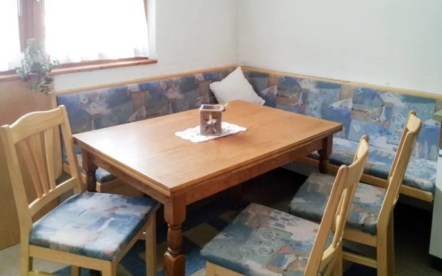 Ladner See in See With 7 Bedrooms and 3 Bathrooms