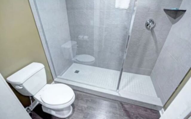 Private One Bedroom Condo on Golf Course, free parking