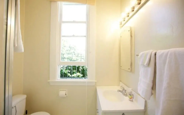 Pierce Place Lower Apartment