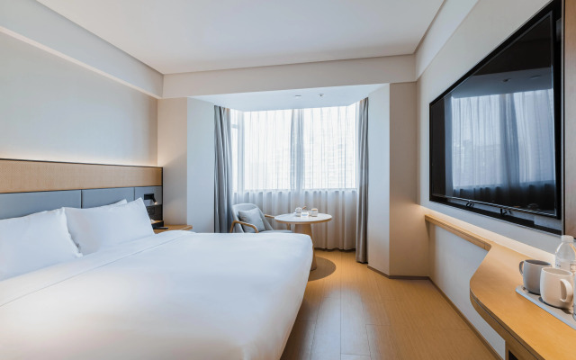 Ji Hotel (Shanghai Lujiabang Road Metro Station)