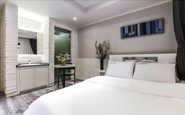 Seocho Dukkeobi Hotel