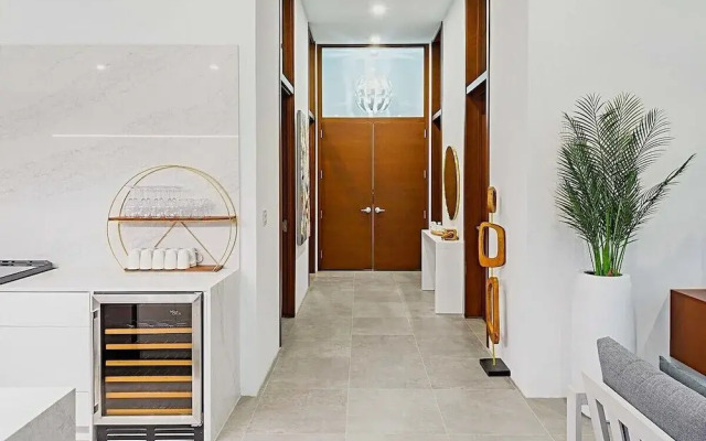 Family Beachside Villa With Hotel Amenities v7