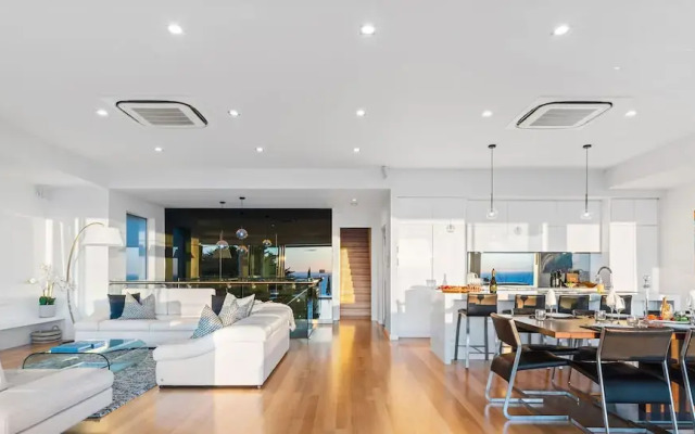 Hillside Luxe With Spa Bay Views