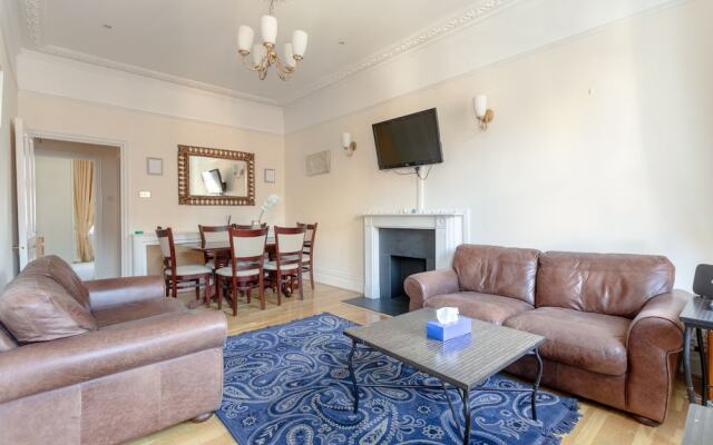 Traditional 2 Bedroom Flat in South Kensington