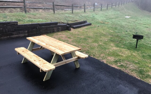 Dogwood Acre 3 Bedroom Cabin by RedAwning