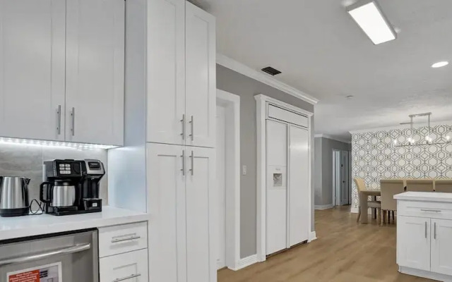 Modern Chic 7-BR with Pool & Gameroom