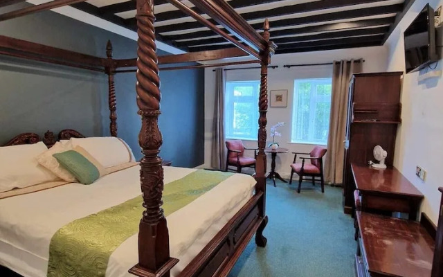 The Lanterns Hotel