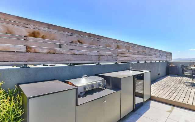 Penthouse With Rooftop Pool and Bbq Area