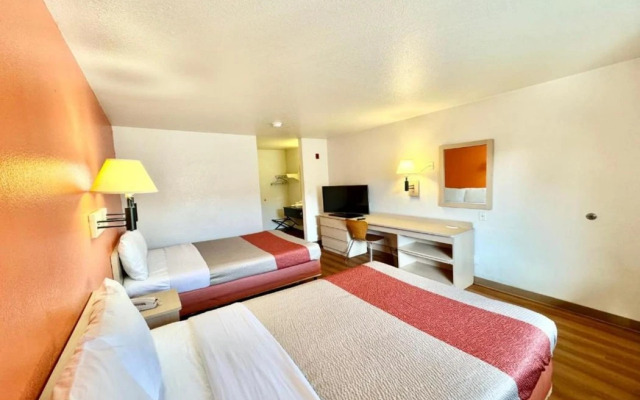 Motel 6 Bellflower, CA - Los Angeles