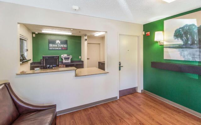 HomeTowne Studios by Red Roof Houston - Northwest