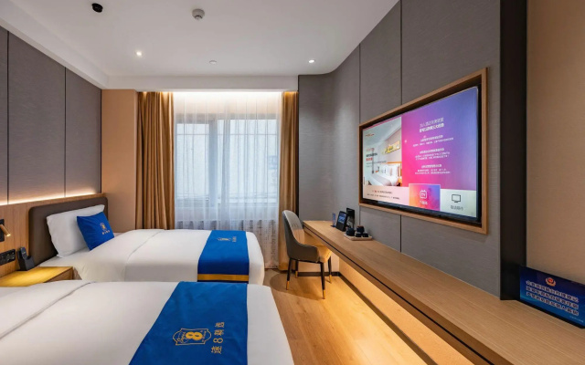 Super 8 Hotel (Beijing Sanlitun Taikoo Li Tuanjiehu Subway Station)