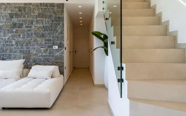 Aethra Grand- Luxury 5-bed Villa 850m From Beach