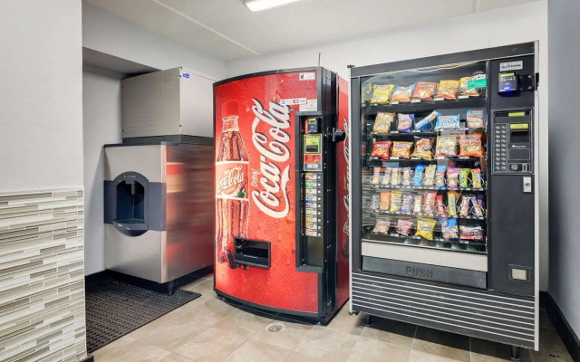 Travelodge by Wyndham College Park