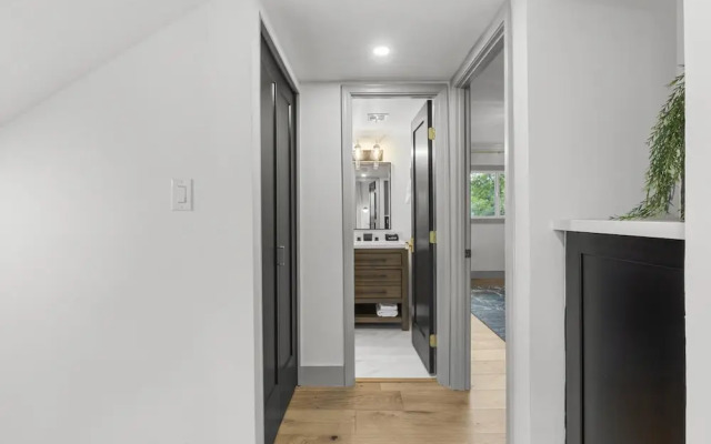 Valley View Chic Home w Backyard Oasis