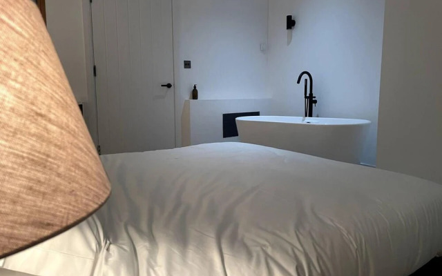 Design led Duplex Apartment in Buzzing Queens Park