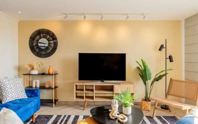 w Lovely 3BR With Modern Balcony in Panama