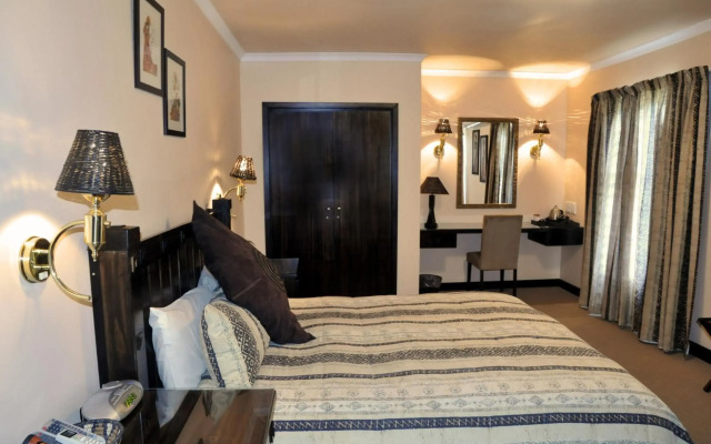 Ipe Tombe Guest Lodge