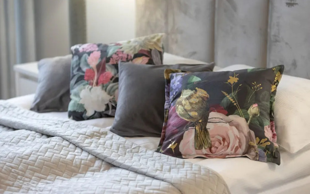 Unique Bright Apartment by Renters