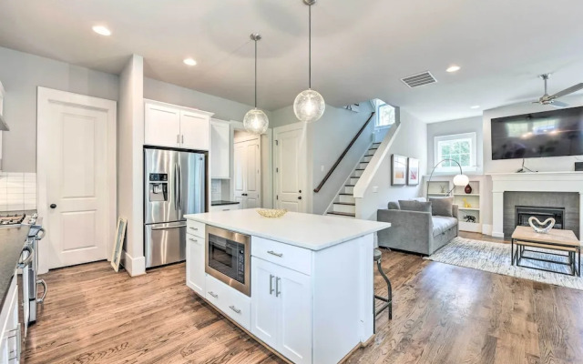 Modern Charlotte Home ~ 4 Mi to Downtown!