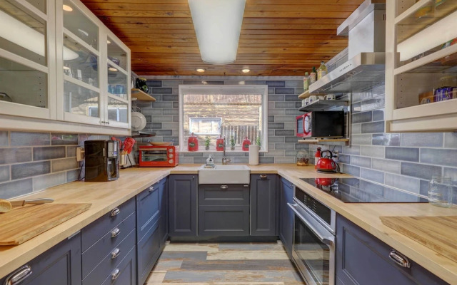 Lake Cabin w/ King Bed, Foodie Kitchen, & Views