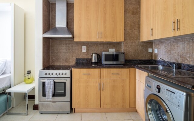 Spacious + Modern Studio in JLT - Sleeps 3