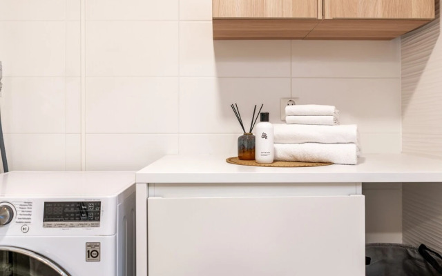 Spacious 1br with parking on the street