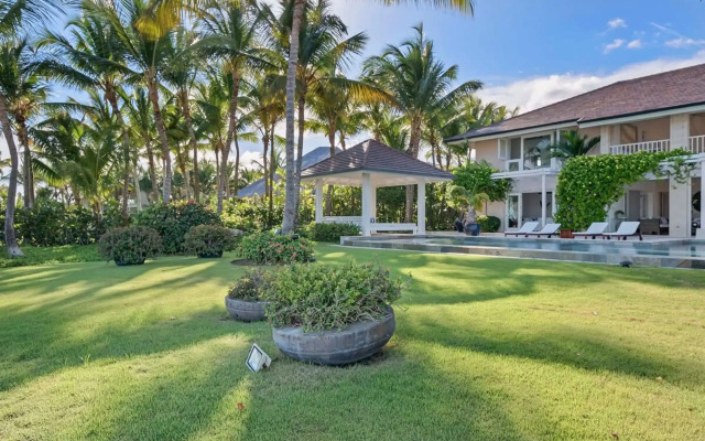 Oceanfront Golf Course Estate w Pool Guest House