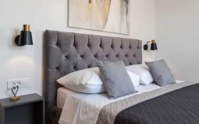 Shimmering Sea Apartment With Terrace