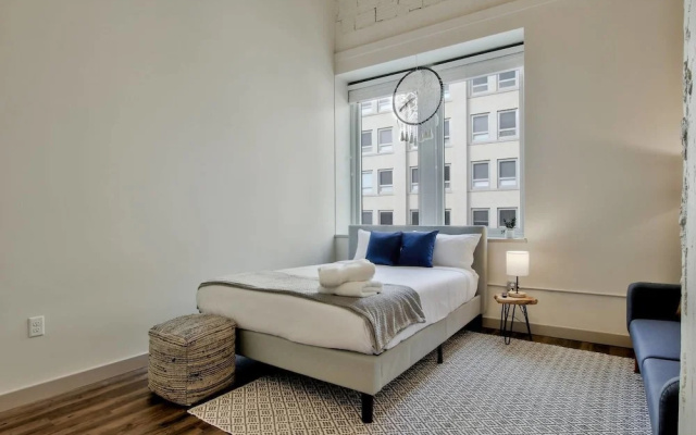 High End Old Town Loft + Pool + Clubhouse