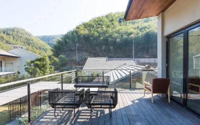 Amber Cloudia Villa Resort