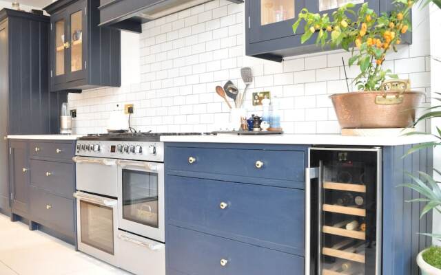 3 Bedroom Family Home In Shepherds Bush